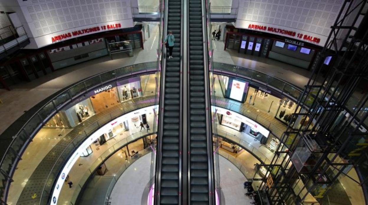 El centro comercial Las Arenas, este miércoles sin apenas usuarios