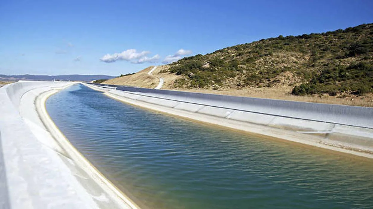 Imagen del Canal de Navarra a su paso por Artajona.