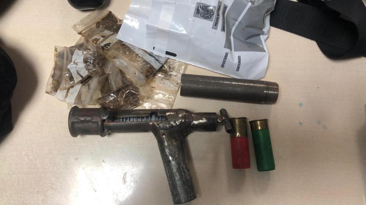 El arma casera y las bolsas de hachís y marihuana incautadas a los pandilleros