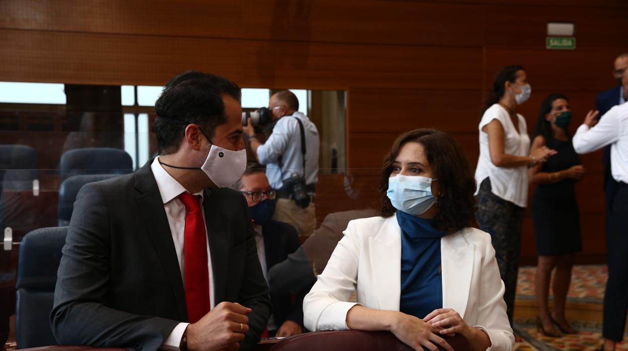 Diaz Ayuso y Aguado, en el pleno de la Asamblea madrileña