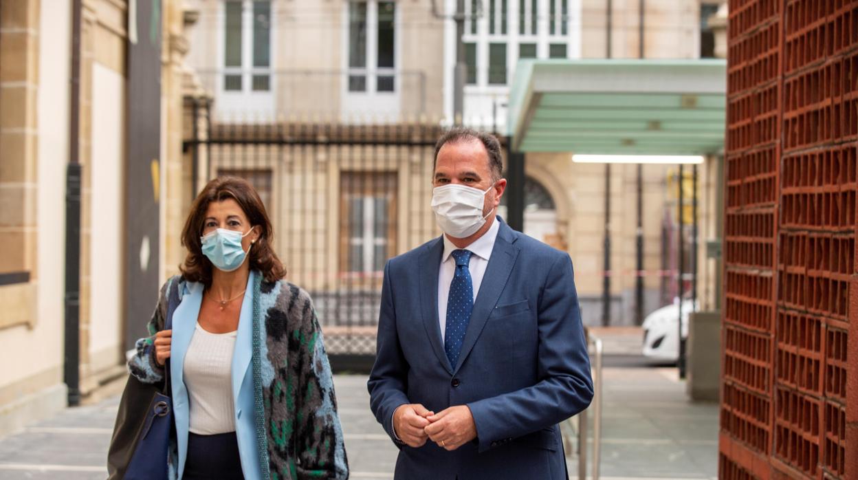 Laura Garrido y Carlos Iturgaiz, a su llegada hoy al Parlamento