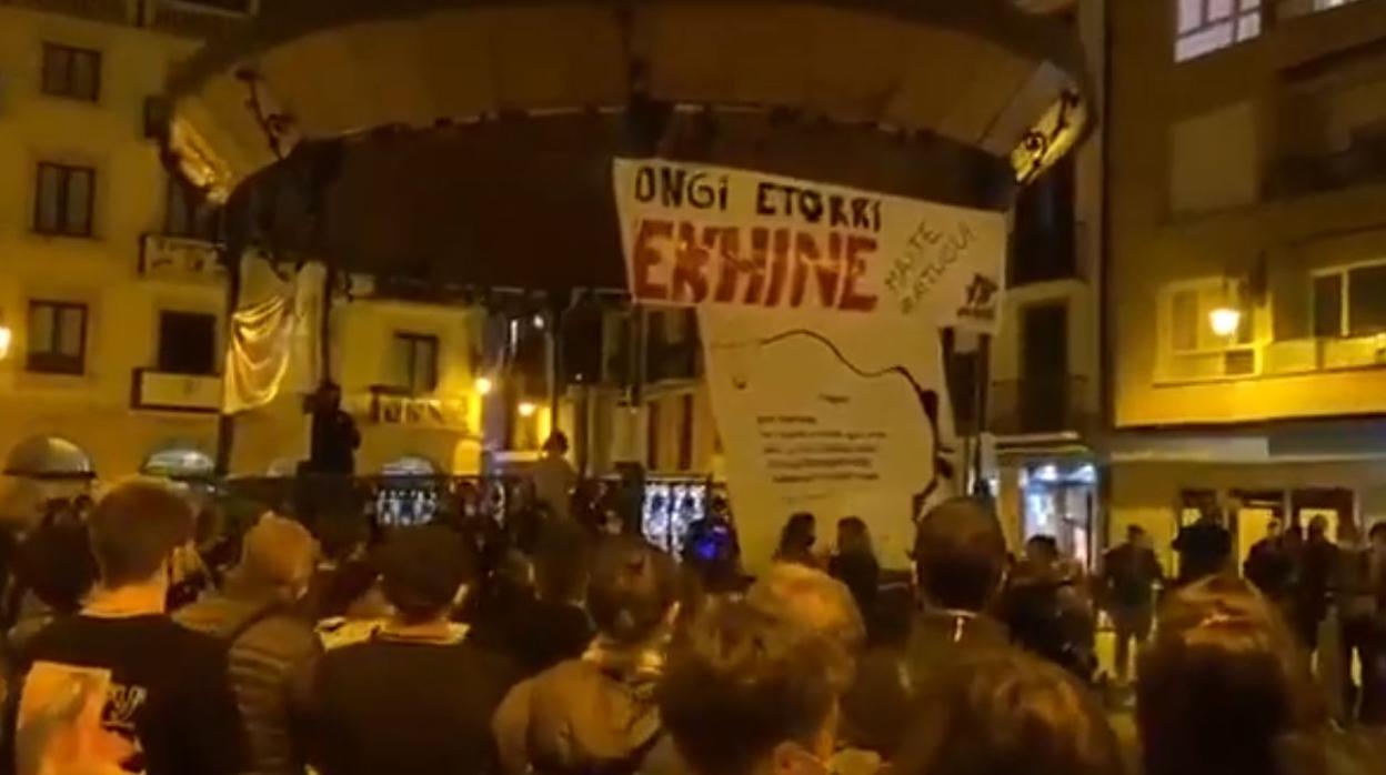 «Ongi Etorri» a la exmiembro de ETA Ekhine Eizagirre en Zarauz