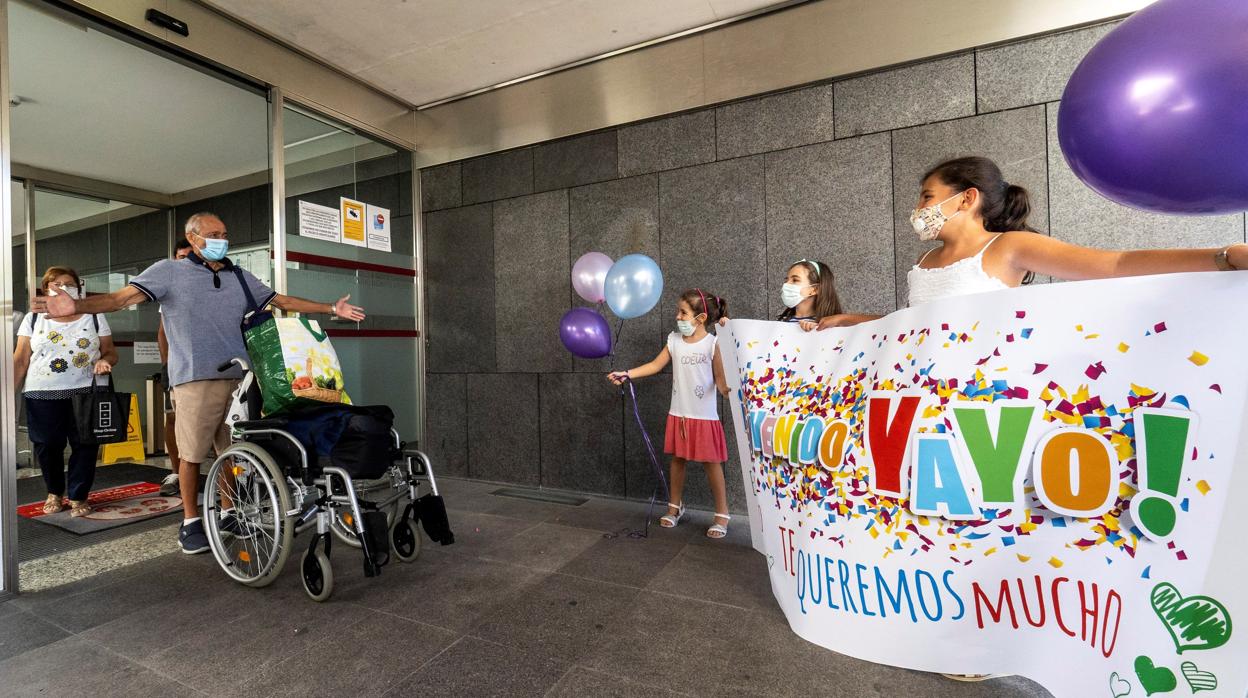 Un paciente recuperado del Covid-19 es recibido por su familia a su salida del Centro Hospitalario Padre Benito Menni de Valladolid tras pasar 150 días hospitalizado