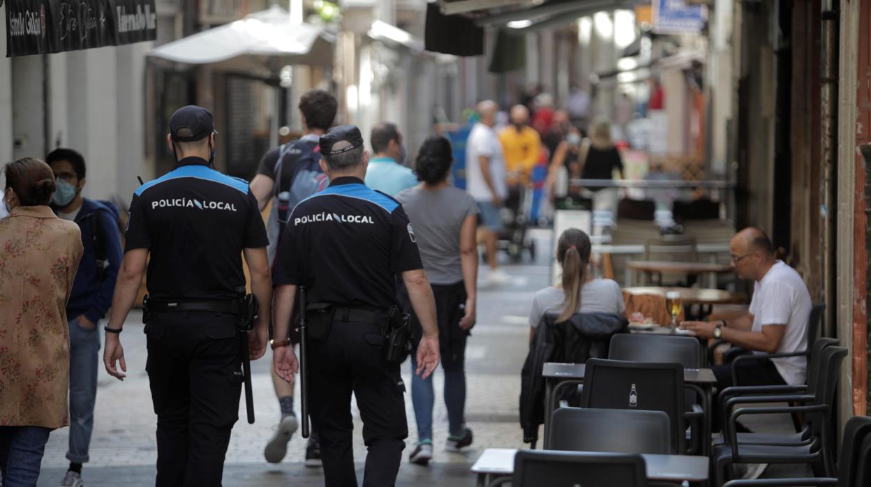 La Policía local pasea por la ciudad en una imagen de archivo