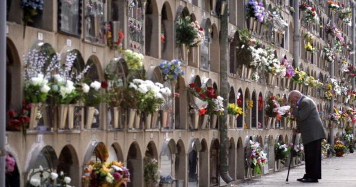 Cementerio del Poblenou (Barcelona) en el día de Todos los Santos).