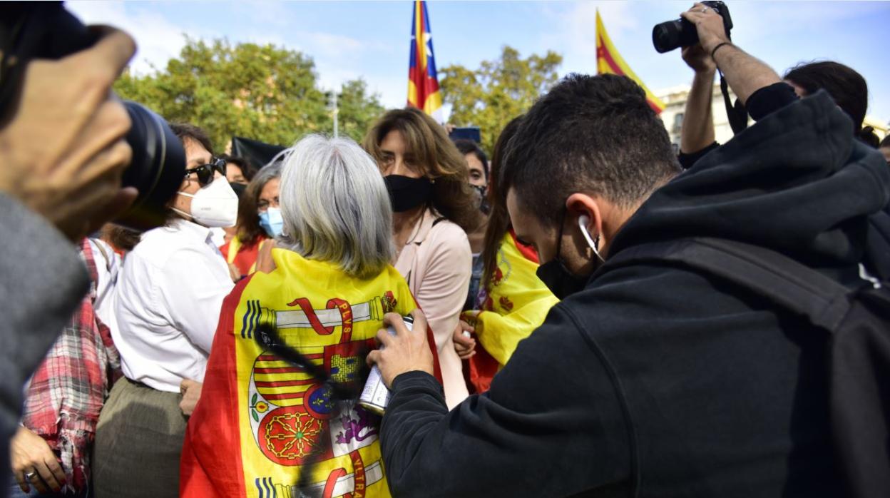 Un separatista tacha con spray negro el escudo de la bandera de España