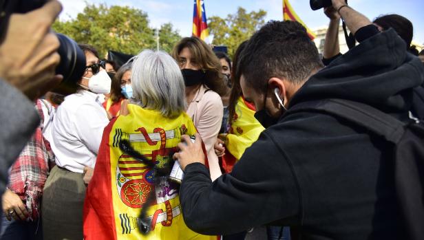 Los separatistas atacan a los catalanes que han acudido a recibir al Rey en Barcelona