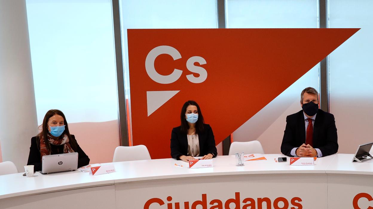 Inés Arrimadas, en el centro, el lunes en la reunión del Comité Permanente de Ciudadanos