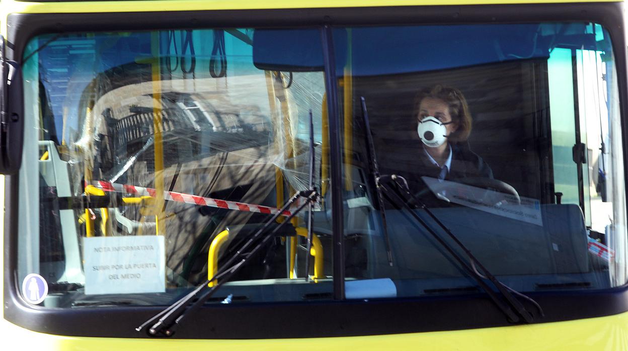 Imagen de una conductora de autobús con mascarilla