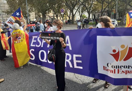 Una separatista intenta tapar la pancarta de «España os quiere», desplegada por Concordia Real Española