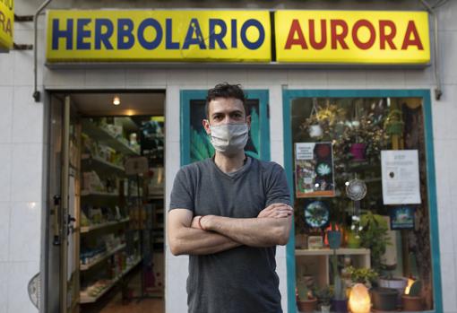 Carlos Ubierna, ante su herbolario, en el distrito de Puente de Vallecas