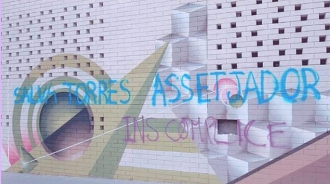 La fachada del instituto, pintada con un mensaje señalando al profesor acusado de acoso