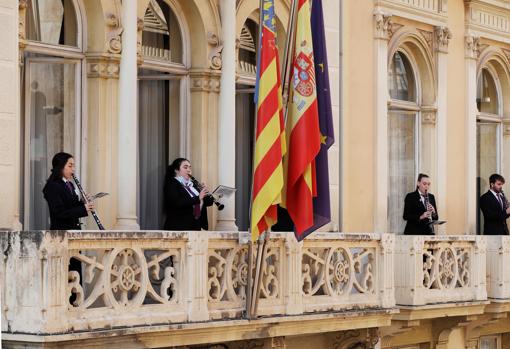 Imagen de músicos tocando desde los balcones del Palau de Castellfort en Valencia