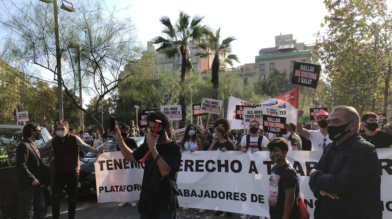 Manifestantes encabezando la marcha por el ocio nocturno