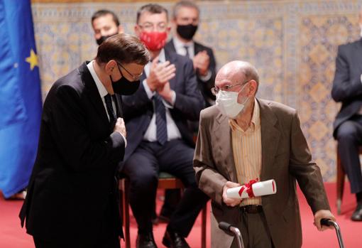 Imagen del presidente de la Generalitat, Ximo Puig, entregando el Premi de les Lletres Valencianes a Marc Granell