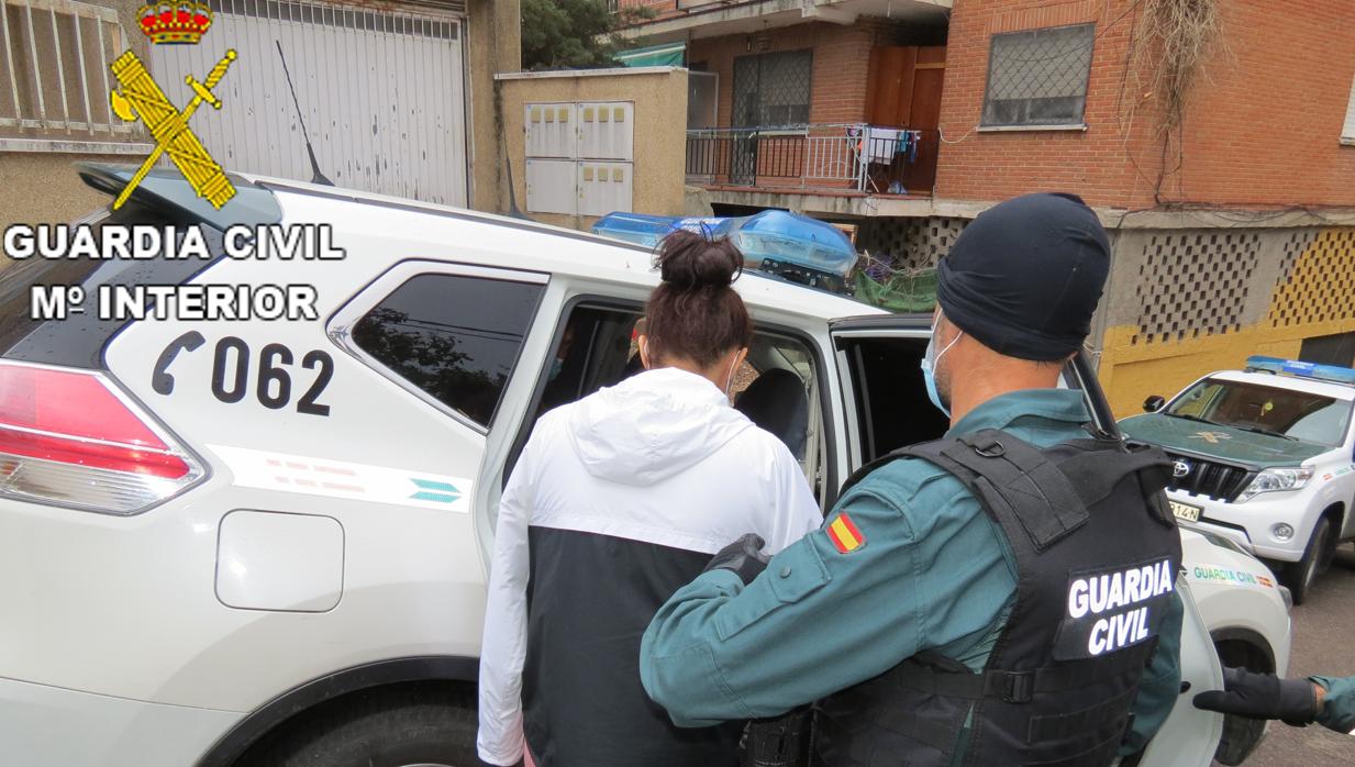 Momento en el que la Guradia Civil se lleva detenida a una mujer