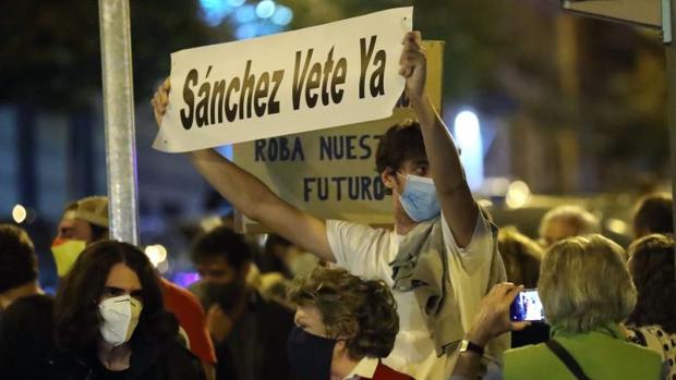 El estado de alarma de Sánchez lleva de nuevo las cacerolas a Ferraz y Núñez de Balboa (Madrid)