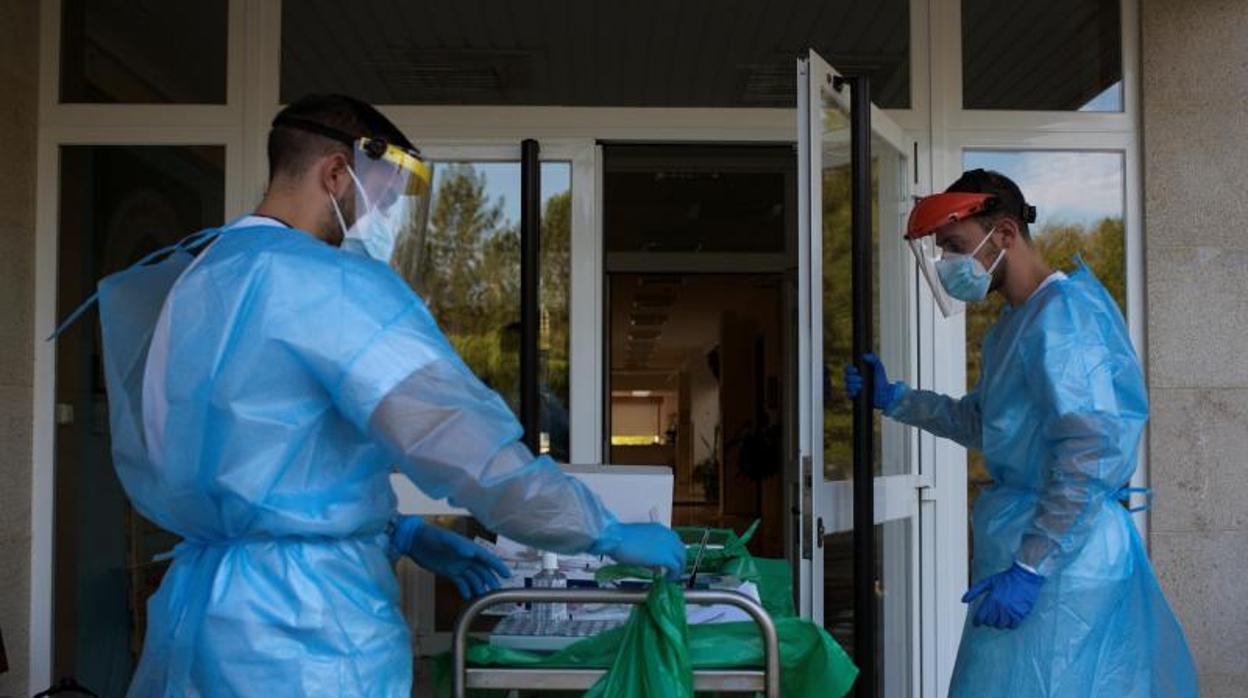 Dos sanitarios trabajan en la residencia de mayores Os Gozos, en O Pereiro de Aguiar (Orense)