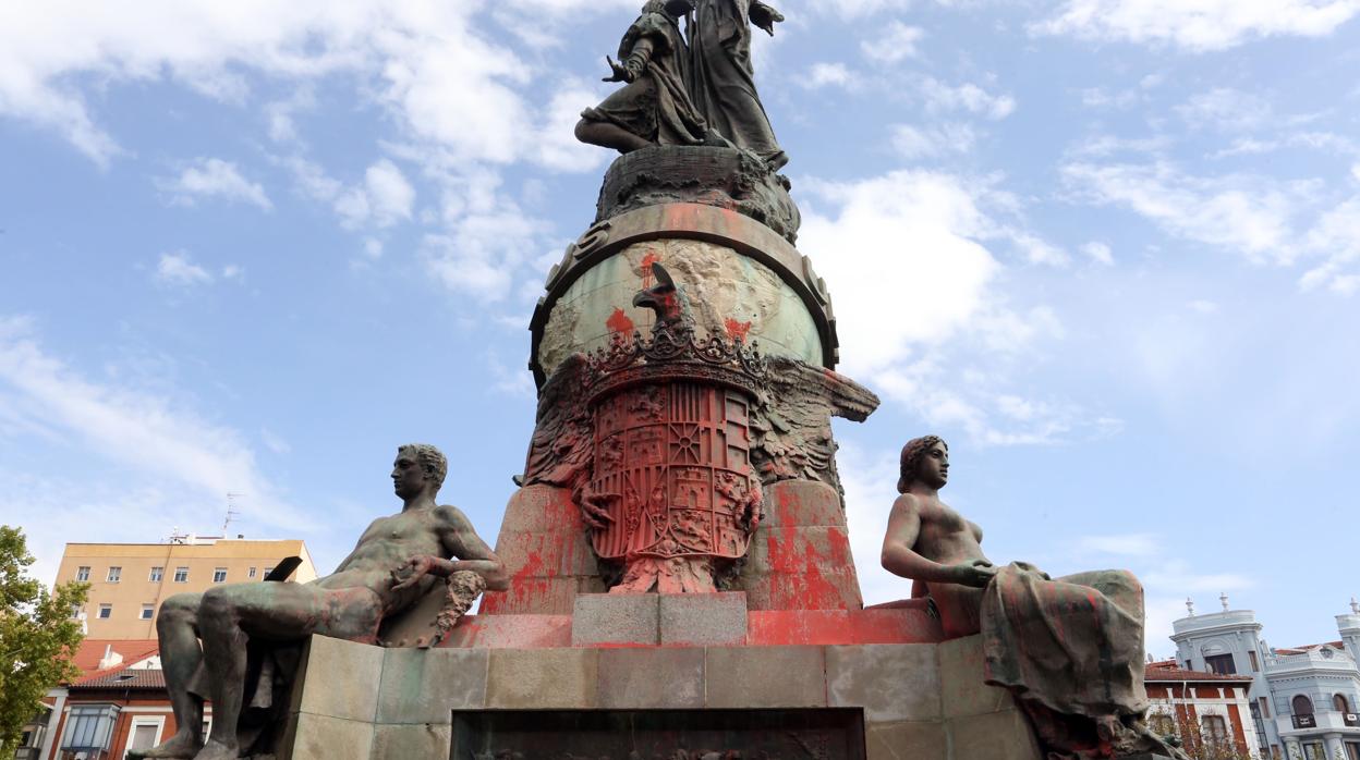Pintadas rojas en el monumento a Colón en Valladolid el 12 de octubre de 2019