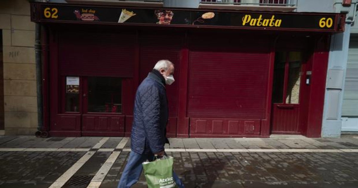 Imagen de una calle de Pamplona esta mañana cuando se anunciaban las medidas frente al Covid-19