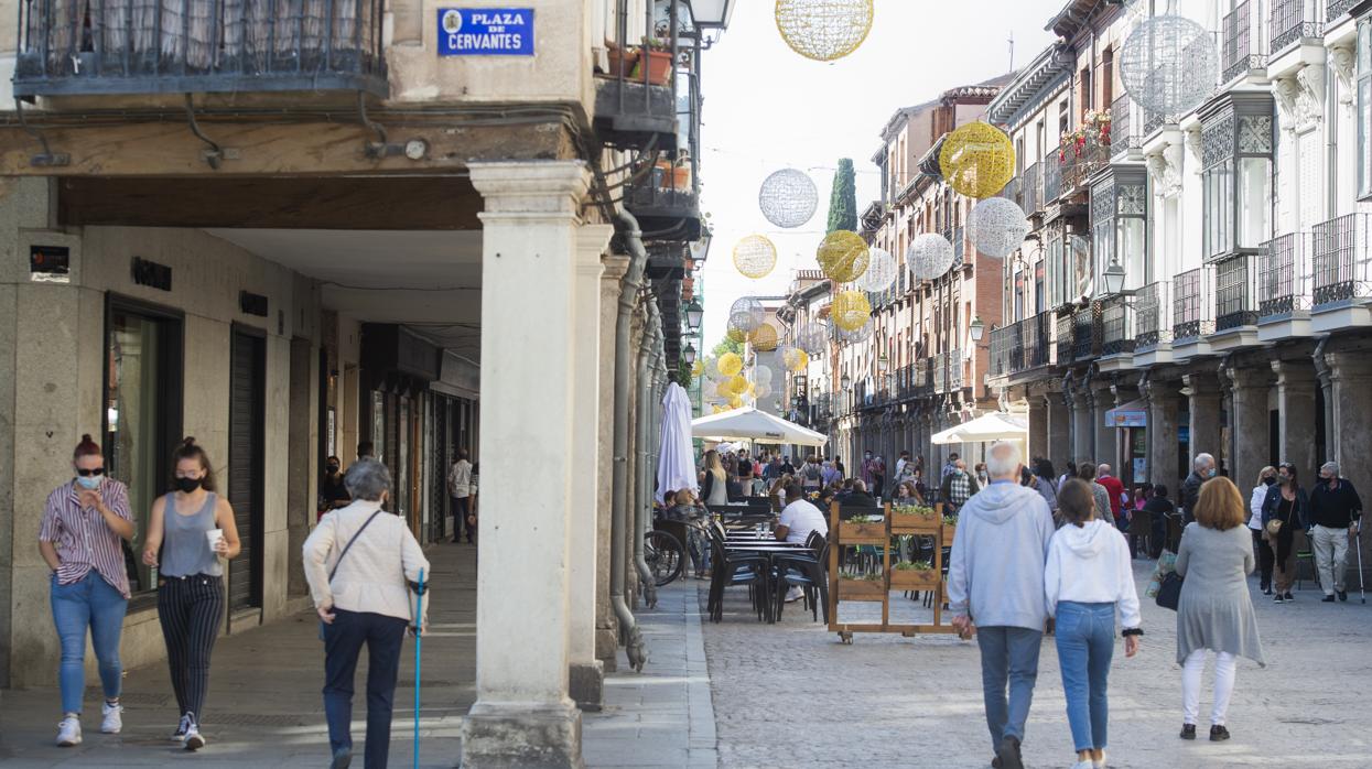 Decenas de personas pasean por el centro de Alcalá, ayer por la mañana