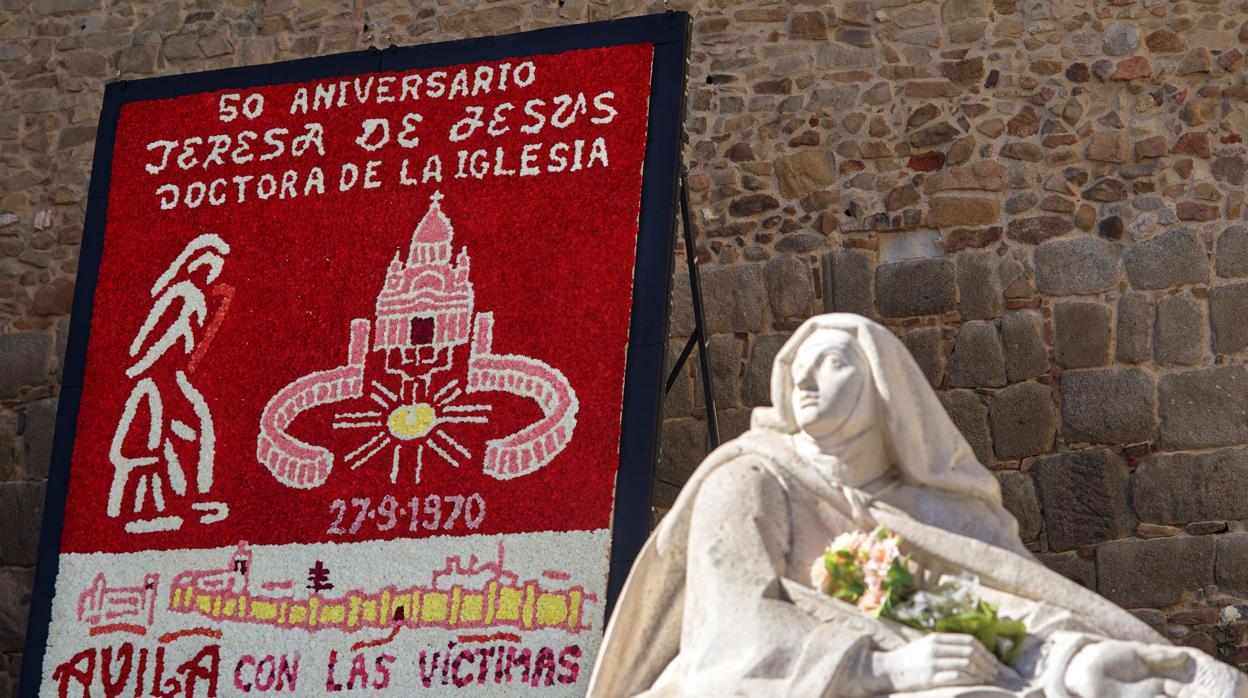 Ávila cambia la ofrenda floral a Santa Teresa por un mural de 21.000 claveles