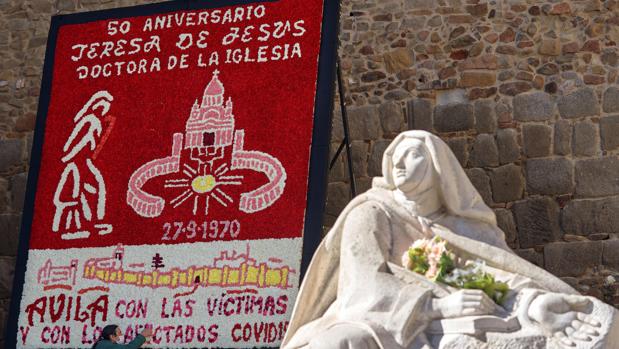 Ávila cambia la ofrenda floral a Santa Teresa por un mural de 21.000 claveles