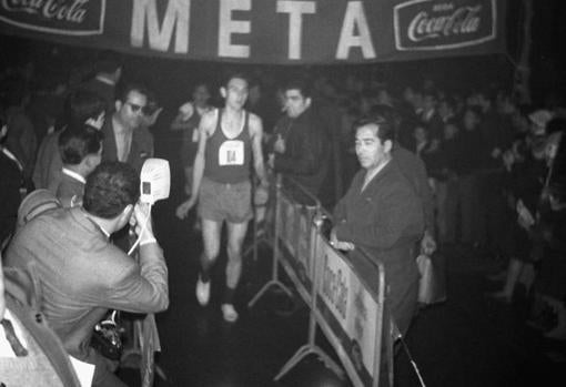 Un corredor llega a la meta en Vallecas en 1966