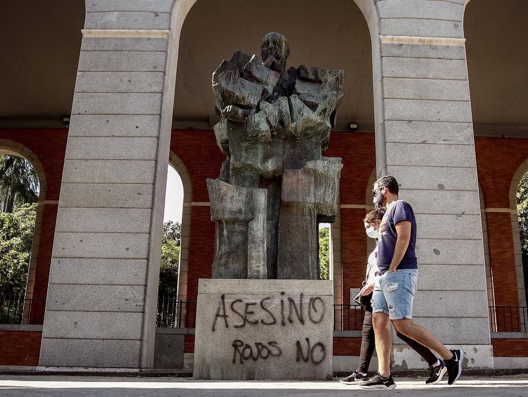 El busto de Largo Caballero amaneció pintado y con un mensaje: «Asesino. Rojos no»