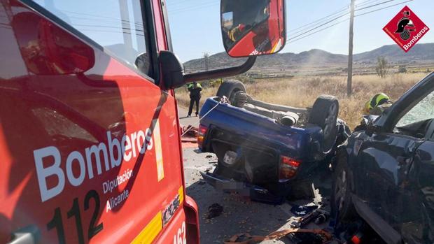 Muere una joven de 22 años atrapada en su coche tras chocar con otro y volcar en Monóvar