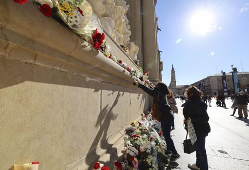 Respetando las restricciones, miles de ciudadanos acudieron a ver a la Virgen del Pilar a su Basílica y muchos de ellos depositaron ramos de flores