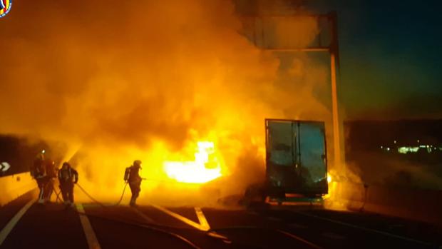 El espectacular incendio de un camión obliga a cortar la autovía A-3 en sentido a Valencia