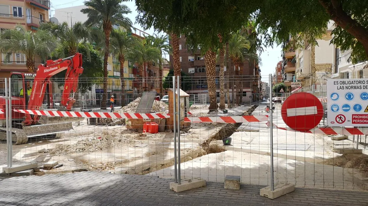 Obras en una plaza de Alicante