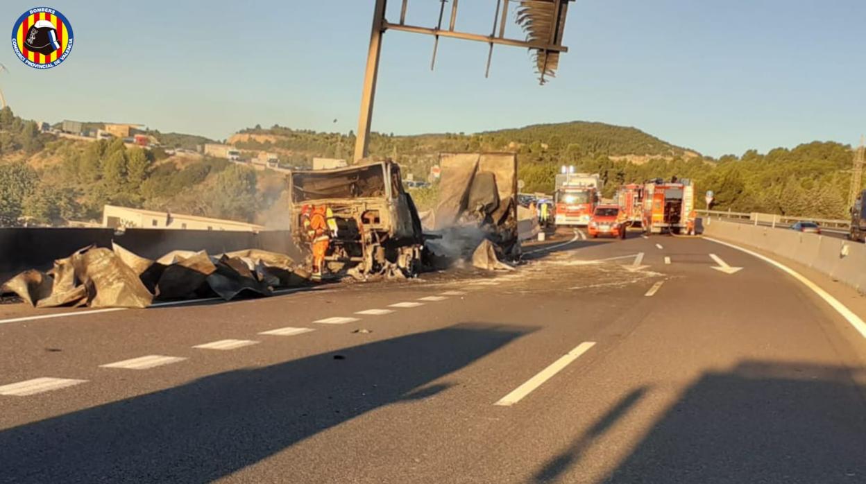 Efectivos de Bomberos al concluir la extinción del incendio del camión en la A-3