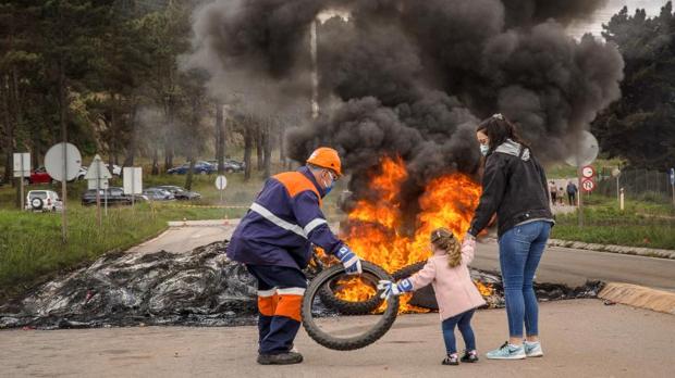 Los trabajadores piden a la Justicia que pare cautelarmente el cierre de Alcoa