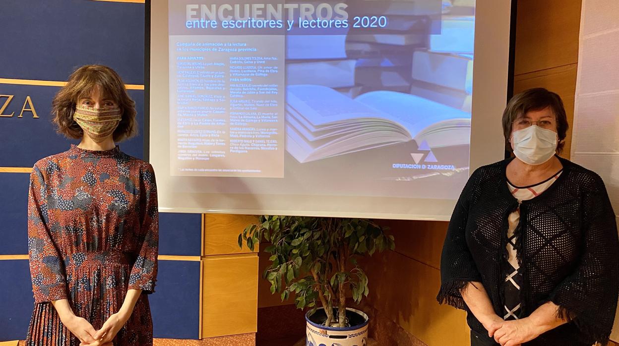 La escritura Irene Vallejo (izquierda), junto a la diputada provincial Mercedes Trébol, en la presentación del nuevo programa de encuentros escritores-lectores 2020