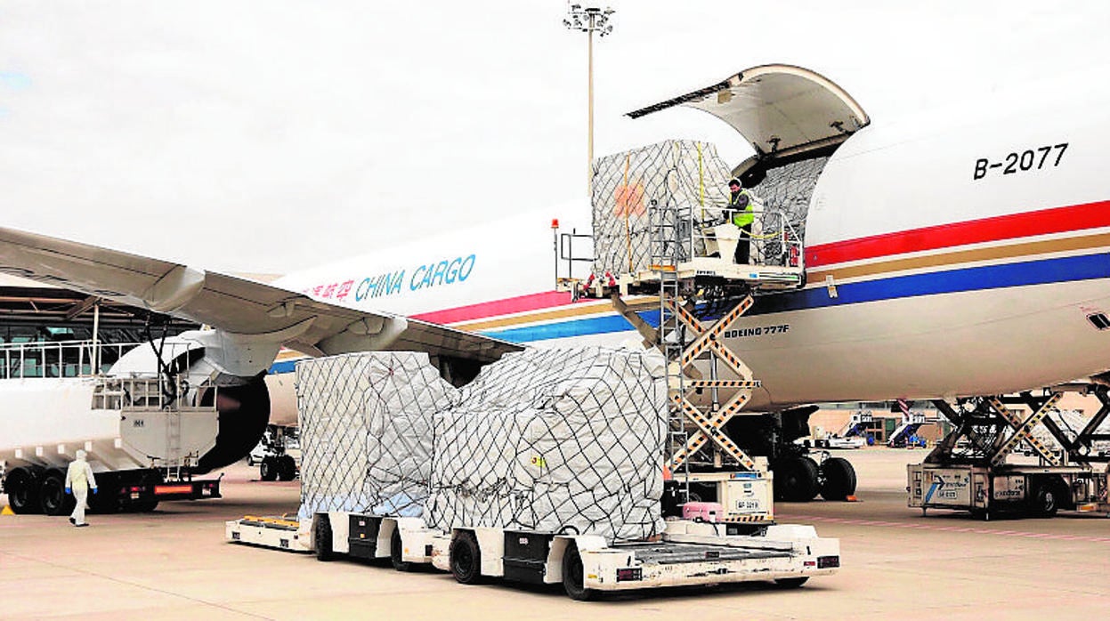 Uno de los aviones procedentes de China con material sanitario de protección para Castilla y León