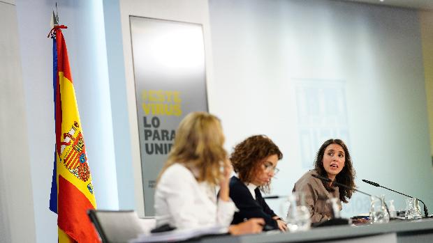 Montero cuestiona desde La Moncloa la «utilidad» de la Corona