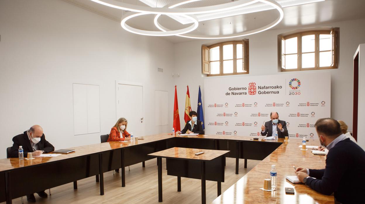 La consejera Saiz y el consejero Ayerdi reunidos con representantes del sector de la hostelería de Navarra