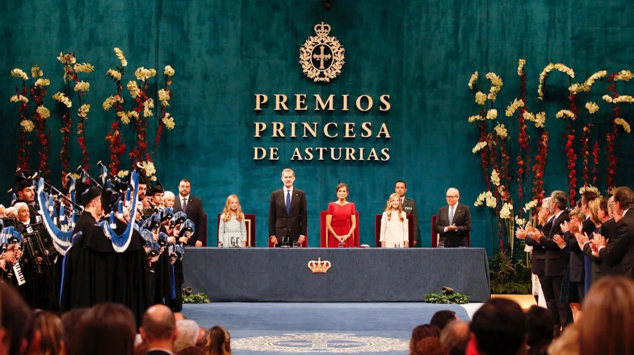 Los Reyes, la Heredera y la Infanta, en la entrega de los premios Princesa de Asturias de 2019