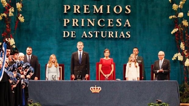 La Familia Real llega a un Oviedo en fase dos para presidir los premios Princesa de Asturias