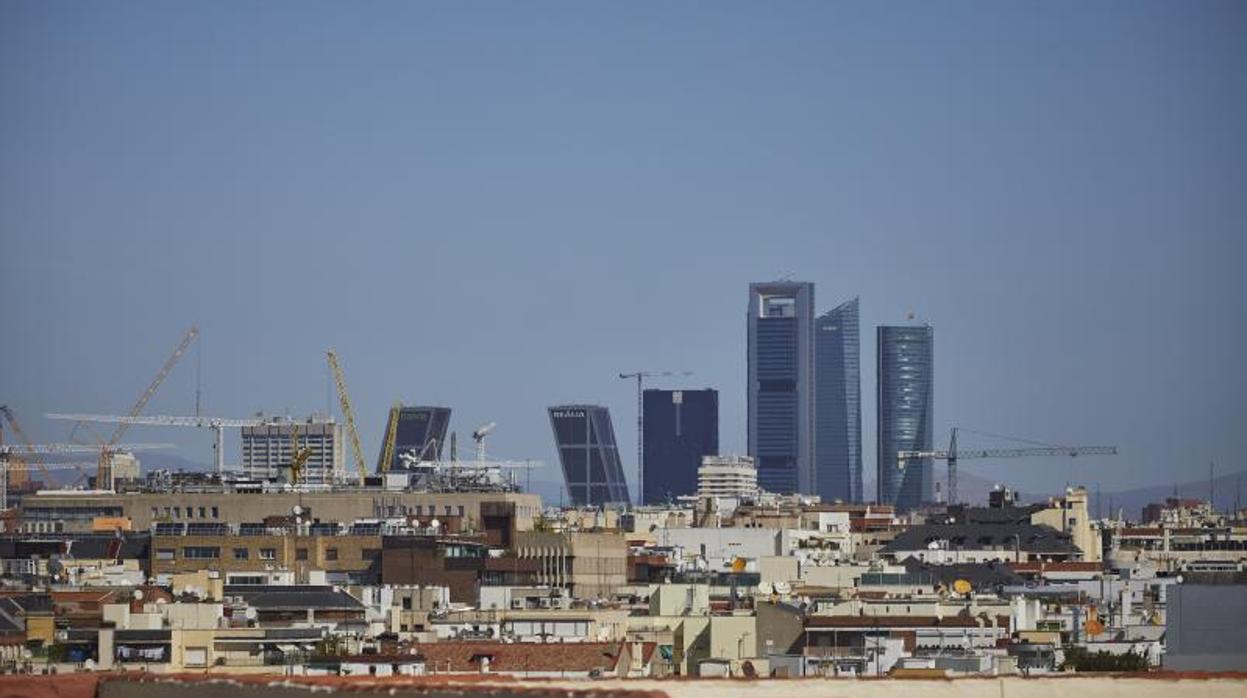 Los tejados del norte de Madrid, con las Cuatro Torres, Caleido y las Kio en el horizonte
