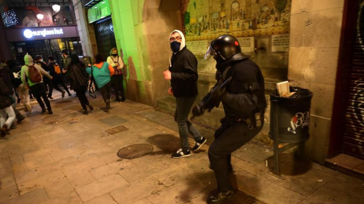 Varios CDR se enfrentan a los Mossos, esta noche, en Barcelona