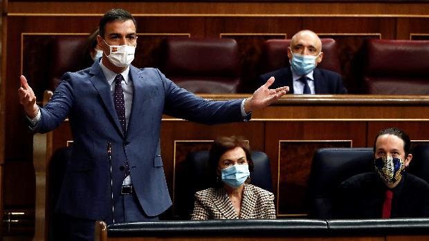 Pedro Sánchez se defiende de las críticas de Pablo Casado llamando al PP «antisistema»