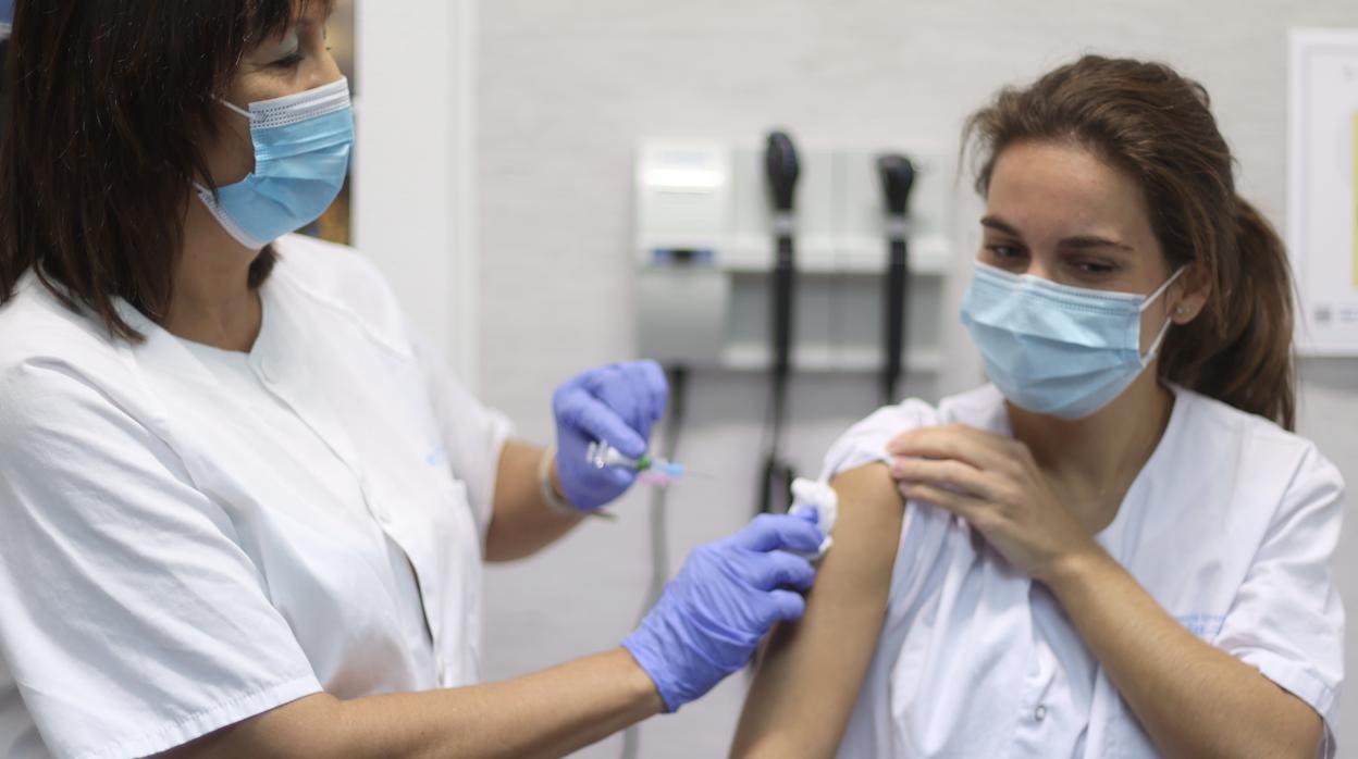 La campaña de vacunación contra la gripe ha comenzado este miércoles en Madrid