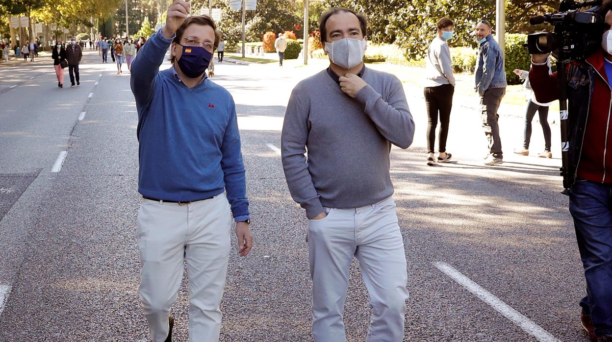 José Luis Martínez-Almeida, acompañado del delegado de Medio Ambiente y Movilidad, Borja Carabante