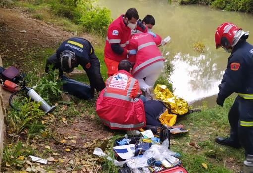 Sanitarios y bomberos atienden al hombre que se lanzó desde el puente