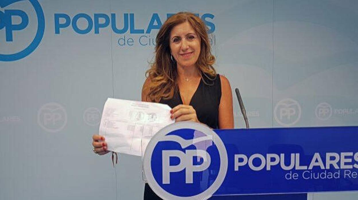 La actuación de la exalcaldesa de Carrión de Calatrava enfrenta a PP y PSOE