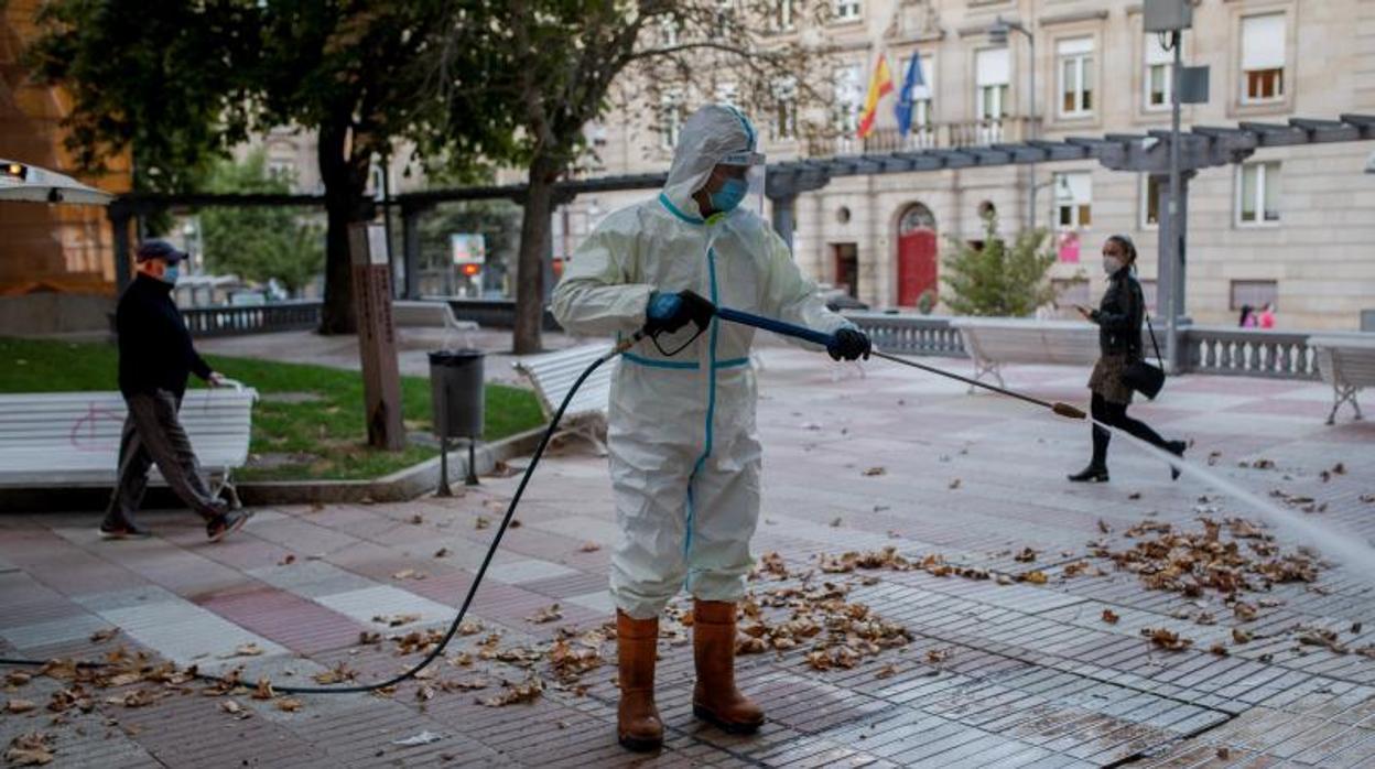 Desinfección de calles en Orense, la ciudad gallega más golpeada por el coronavirus