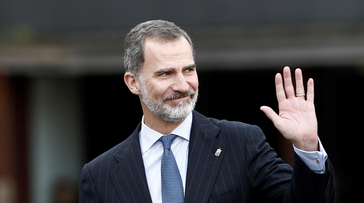 El Rey Felipe VI saluda al público